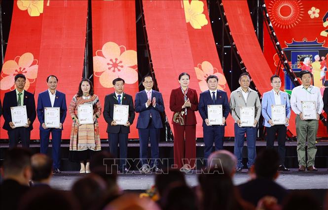Phó Thủ tướng Bùi Thanh Sơn trao giấy chứng nhận vinh danh các đơn vị tiêu biểu góp phần thành công của Hội chợ Mùa Xuân lần thứ nhất năm 2026. Ảnh: Dương Giang-TTXVN

