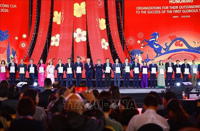 Thủ tướng Phạm Minh Chính trao giấy chứng nhận vinh danh các đơn vị tiêu biểu góp phần thành công của Hội chợ Mùa Xuân lần thứ nhất năm 2026. Ảnh: Dương Giang-TTXVN
