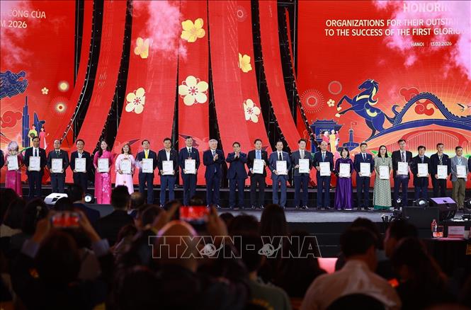 Thủ tướng Phạm Minh Chính trao giấy chứng nhận vinh danh các đơn vị tiêu biểu góp phần thành công của Hội chợ Mùa Xuân lần thứ nhất năm 2026. Ảnh: Dương Giang-TTXVN
