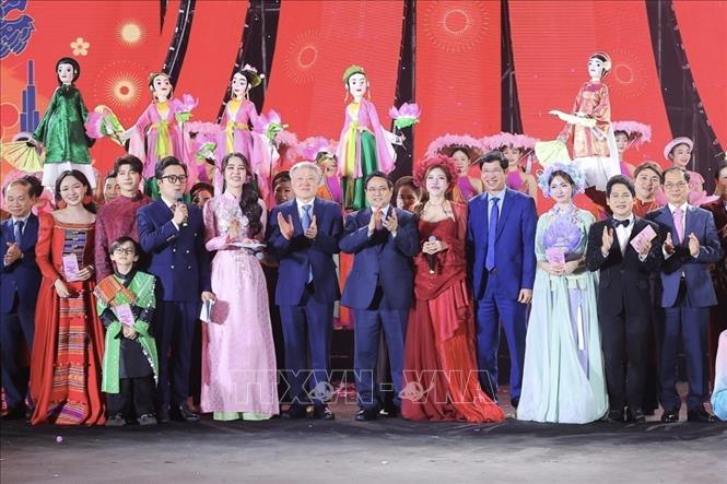 Thủ tướng Phạm Minh Chính và các đại biểu chụp ảnh chung tại lễ bế mạc. Ảnh: Minh Quyết - TTXVN