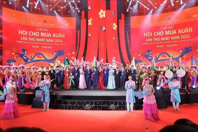 Thủ tướng Phạm Minh Chính và các đại biểu chụp ảnh chung tại lễ bế mạc. Ảnh: Minh Quyết - TTXVN