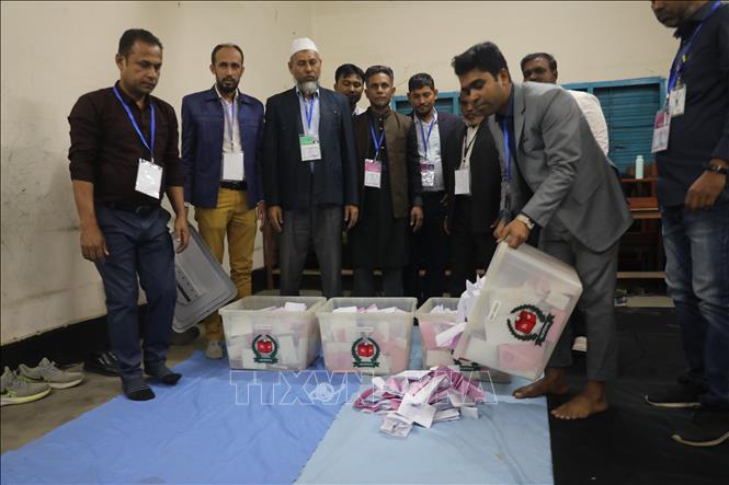 Hoạt động kiểm phiếu được tiến hành tại điểm bầu cử ở Dhaka, Bangladesh ngày 12/2/2026. Ảnh: THX/TTXVN