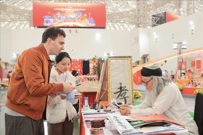 Foreign visitors to the fair. VNA Photo: Minh Quyết 