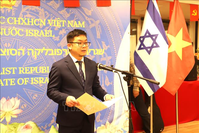 Đại biện Nghiêm Xuân Hải Đăng thay mặt Đại sứ quán gửi lời chúc mừng năm mới an khang, thịnh vượng tới toàn thể bà con cộng đồng và các vị khách quý. Ảnh: Thanh Bình - PV TTXVN tại Israel