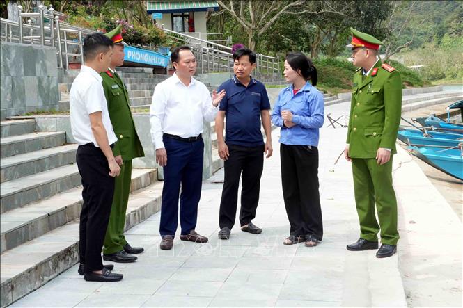 Chính quyền địa phương, Công an xã Phong Nha nhắc nhở nhân viên thực hiện nghiêm công tác đảm bảo an toàn cho du khách tham quan dịp Tết. Ảnh: Tá Chuyên - TTXVN