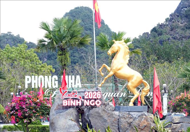 Linh vật năm Bính Ngọ 2026 được đặt ở nơi trang trọng tại Trung tâm Du lịch Phong Nha - Kẻ Bàng. Ảnh: Tá Chuyên - TTXVN
