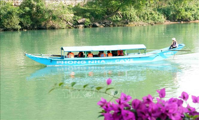 Du khách di chuyển bằng thuyền tham quan động Phong Nha những ngày giáp Tết Nguyên đán Bính Ngọ 2026. Ảnh: Tá Chuyên - TTXVN