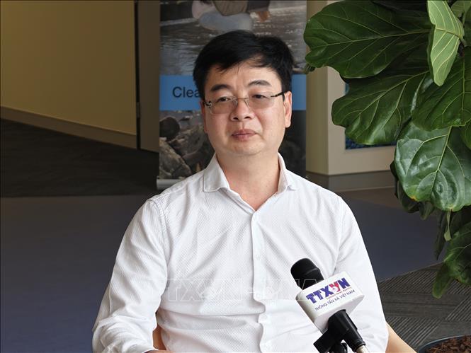 Giáo sư Nghiêm Đức Long – Giám đốc Trung tâm Môi trường và Nước thuộc Đại học Công nghệ Sydney; Chủ tịch Hội Trí thức và Chuyên gia Việt Nam tại Australia (VASEA) trả lời phỏng vấn phóng viên TTXVN. Ảnh: Trung Trang - PV TTXVN tại Australia