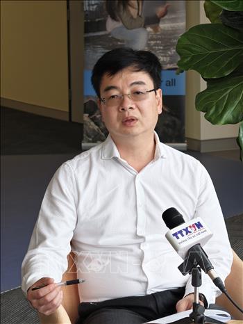 Giáo sư Nghiêm Đức Long – Giám đốc Trung tâm Môi trường và Nước thuộc Đại học Công nghệ Sydney; Chủ tịch Hội Trí thức và Chuyên gia Việt Nam tại Australia (VASEA) trả lời phỏng vấn phóng viên TTXVN. Ảnh: Trung Trang - PV TTXVN tại Australia