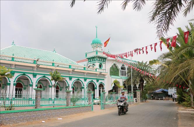 Các Thánh đường, Tiểu Thánh đường Hồi giáo trên địa bàn tỉnh An Giang được trang hoàng rực rỡ vừa đón mừng Tháng ăn chay Ramadan, vừa đón mừng năm mới Bính Ngọ 2026. Ảnh: Công Mạo-TTXVN