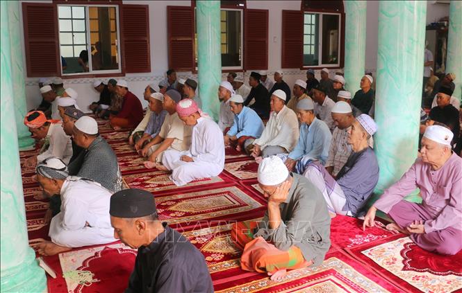 Trong Tháng Ramadan, đồng bào dân tộc Chăm theo đạo Hồi Islam trên địa bàn tỉnh An Giang thực hiện đầy đủ các nghi thức truyền thống như: Lễ nguyện I’Sha, đọc kinh Qur'an, cầu nguyện hòa bình và nhiều hoạt động xã hội từ thiện. Ảnh: Công Mạo-TTXVN
