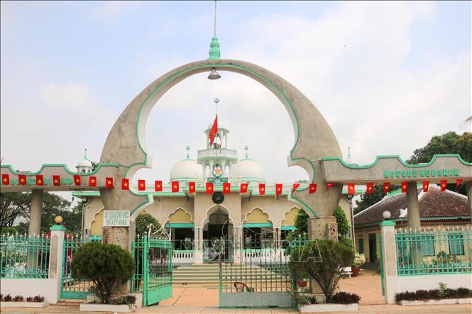 Thánh đường Mubarak (xã Châu Phong, tỉnh An Giang được trang hoàng rực rỡ vừa đón mừng Tháng ăn chay Ramadan, vừa đón mừng năm mới Bính Ngọ 2026. Ảnh: Công Mạo-TTXVN