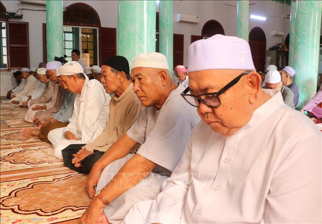 Trong suốt tháng thiêng này, các tín đồ Hồi giáo thực hành chay tịnh, cầu nguyện, hướng thiện, rèn luyện bản thân, thanh lọc tâm hồn, đồng thời tăng cường chia sẻ, giúp đỡ những người có hoàn cảnh khó khăn. Ảnh: Công Mạo-TTXVN