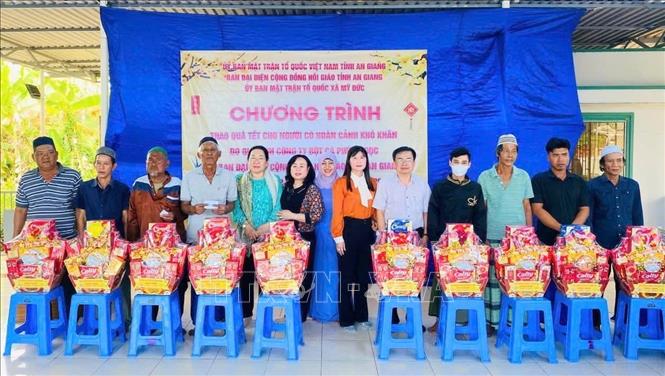 Ban đại diện cộng đồng Hồi giáo tỉnh An Giang phối hợp với chính quyền địa phương trao quà đến bà con đồng bào Chăm có hoàn cảnh khó khăn trên địa bàn xã Mỹ Đức, tỉnh An Giang nhân Tháng ăn chay Ramadan. Ảnh: Công Mạo-TTXVN
