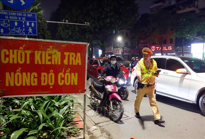 Một trường hợp vi phạm nồng độ cồn bị lực lượng CSGT phát hiện và lập biên bản xử lý, tối 13/2. Ảnh: Phạm Kiên - TTXVN