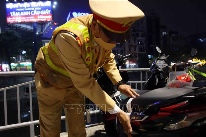 Các trường hợp vi phạm nồng độ cồn sẽ bị lực lượng chức năng lập biên bản và tạm giữ phương tiện theo quy định. Ảnh: Phạm Kiên - TTXVN