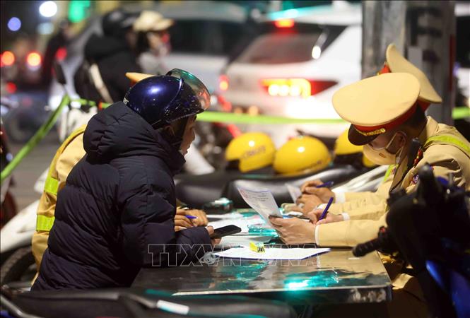 Nhiều trường hợp vi phạm nồng độ cồn bị lực lượng CSGT phát hiện và lập biên bản xử lý trong tối 13/2/2026. Ảnh: Phạm Kiên - TTXVN