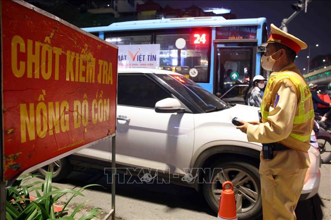 Lực lượng chức năng tập trung kiểm tra, kiểm soát trên các tuyến có nhiều nhà hàng, quán nhậu. Ảnh: Phạm Kiên - TTXVN
