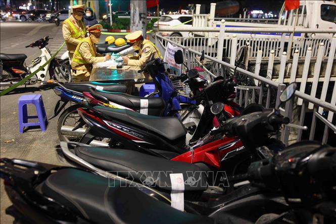 Nhiều trường hợp vi phạm nồng độ cồn đã bị lực lượng CSGT phát hiện và lập biên bản xử lý, tạm giữ phương tiện trong tối 13/2/2026. Ảnh: Phạm Kiên - TTXVN