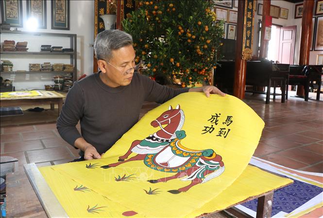 Đáp ứng nhu cầu người tiêu dùng, nghệ nhân làng nghề sáng tạo bức tranh dân gian Đông Hồ với chủ đề con ngựa ngày Tết. Ảnh: Thanh Thương- TTXVN