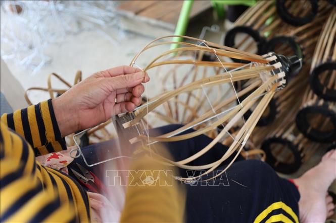 Những sản phẩm đèn lồng Hội An được làm thủ công để gìn giữ nét đẹp truyền thống của làng nghề. Tuy nhiên, các bước làm đã được áp dụng thêm một số máy móc, phương tiện để giảm công lao động. Ảnh: Xuân Quý - TTXVN