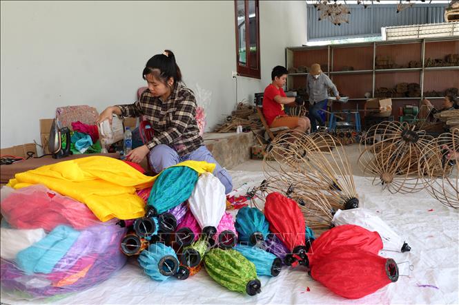 Những chiếc đèn lồng Hội An được tỉ mỉ dán tay để đảm bảo sự bền chắc của sản phẩm thủ công. Ảnh: Xuân Quý - TTXVN
