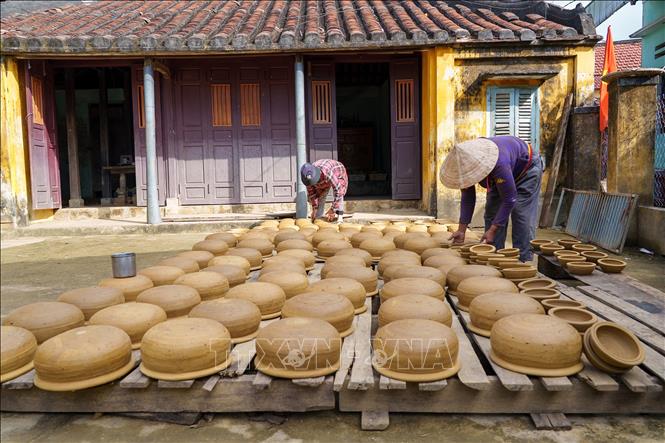 Dù liên tục phát triển những mẫu mã mới nhưng những nét văn hóa truyền thống của làng nghề tại Hội An vẫn được gìn giữ.  Ảnh: Xuân Quý - TTXVN