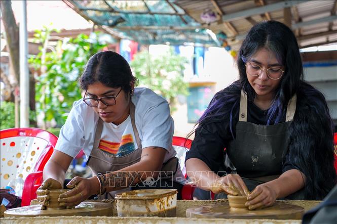 Dù liên tục phát triển những mẫu mã mới nhưng những nét văn hóa truyền thống của các làng nghề tại Hội An vẫn được gìn giữ. Đây chính là điều du khách muốn tìm hiểu khi đến với Hội An. Ảnh: Xuân Quý