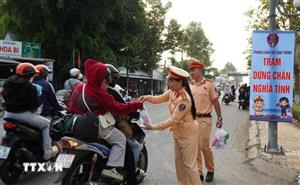 Người lao động nối đuôi nhau về quê đón Tết bằng xe máy