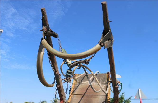 Khác với vẻ hào nhoáng của xe ngựa ở các vùng miền khác, xe ngựa Bảy Núi khá đơn sơ, mộc mạc, cả bánh xe cũng làm bằng gỗ. Nhiều người hay gọi là “cỗ xe độc mã”, vì chỉ có một con ngựa kéo xe. Ảnh: Công Mạo-TTXVN