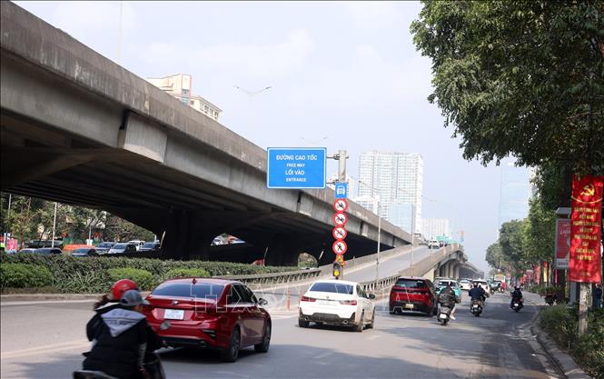 Lối lên đường vành đai 3 trên cao khu vực đường Khuất Duy Tiến phương tiện di chuyển ổn định, sáng 14/2. Ảnh: Quốc Khánh - TTXVN