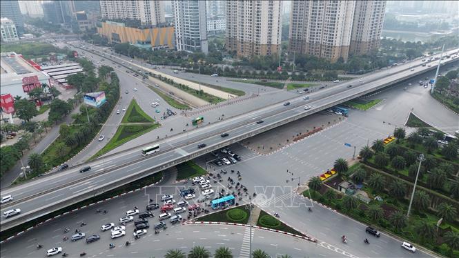 Nút giao Đại Lộ Thăng Long - Trần Duy Hưng ko xảy ra tình trạng ùn tắc cục bộ vào sáng 14/2. Ảnh: Quốc Khánh - TTXVN