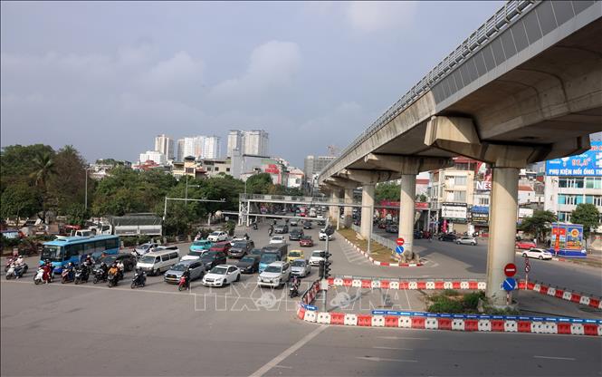 Sáng 14/2, phố Mai Dịch vắng vẻ không đông đúc như những ngày trước đó. Ảnh: QUốc Khánh - TTXVN