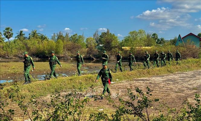 Cán bộ, chiến sĩ Đồn Biên phòng cửa khẩu quốc tế Hà Tiên (An Giang) tuần tra, kiểm soát tuyến biên giới. Ảnh: TTXVN phát