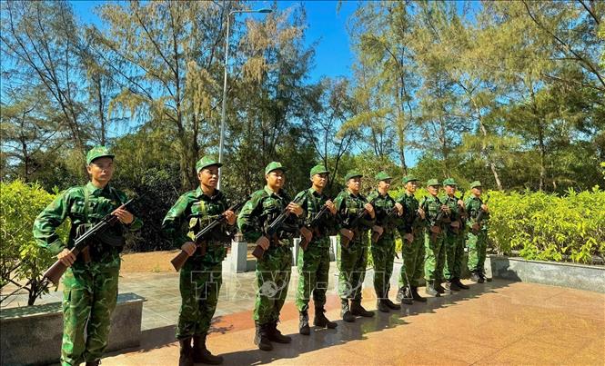 Cán bộ, chiến sĩ Đồn Biên phòng cửa khẩu quốc tế Hà Tiên (An Giang) tuần tra, kiểm soát tuyến biên giới. Ảnh: TTXVN phát