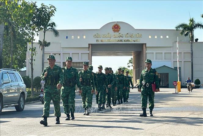 Cán bộ, chiến sĩ Đồn Biên phòng cửa khẩu quốc tế Hà Tiên (An Giang) tuần tra, kiểm soát tuyến biên giới. Ảnh: TTXVN phát