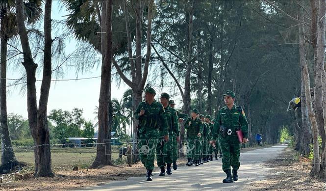 Cán bộ, chiến sĩ Đồn Biên phòng cửa khẩu quốc tế Hà Tiên (An Giang) tuần tra, kiểm soát tuyến biên giới. Ảnh: TTXVN phát