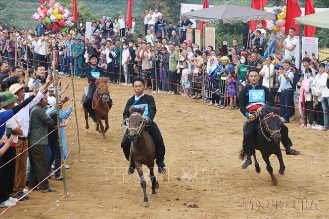 Jockeys compete at the Tam Duong Horse Race (Lai Chau, September 3, 2023). VNA Photo: Nguyễn Oanh