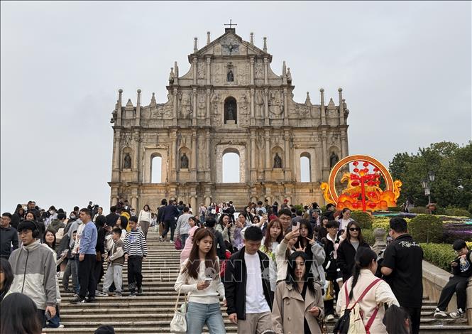 Di tích nhà thờ Thánh Phaolô luôn tấp nập khách tham quan mỗi ngày. Ảnh: Mạc Luyện - PV TTXVN tại Macau