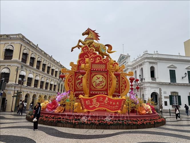 Quảng trường Senado được trang trí bằng những chiếc đèn lồng rực rỡ. Ảnh: Mạc Luyện - PV TTXVN tại Macau