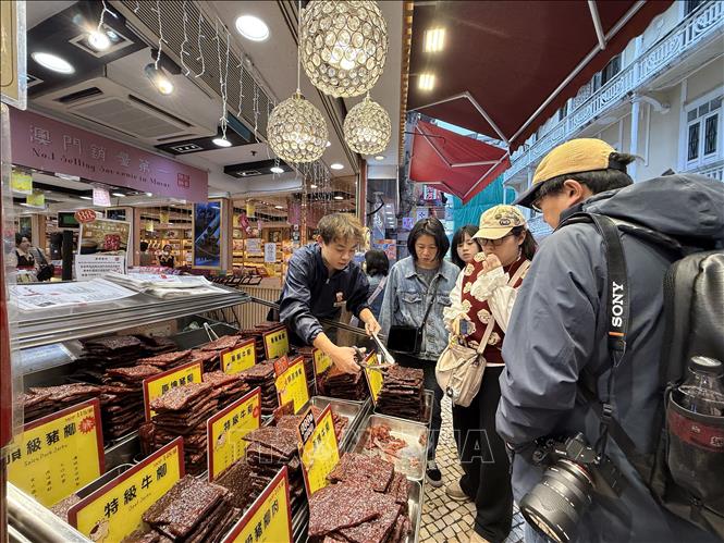 Món thịt heo sấy được nhiều người dân và du khách mua trong dịp tết Nguyên đán. Ảnh: Mạc Luyện - PV TTXVN tại Macau