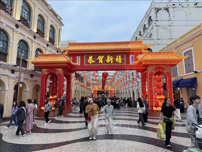 Đường phố Macau được trang hoàng lộng lẫy chào đón tết Bính Ngọ.  Ảnh: Mạc Luyện - PV TTXVN tại Macau