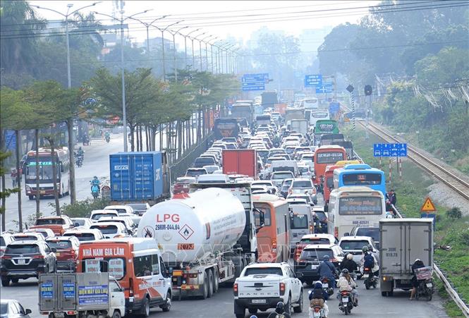 Quốc lộ 5 hướng đi Hải Phòng ùn cục bộ do chờ tín hiệu đèn giao thông. Ảnh: Tuấn Anh - TTXVN