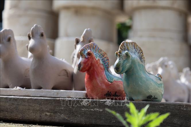 Porcelain horses made in Thanh Ha ceramic village, Hoi An. VNA Photo