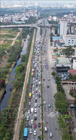 Tình trạng ùn tắc cục bộ hướng ra ngoại thành tại đường Nguyễn Văn Linh. Ảnh: Minh Quyết - TTXVN