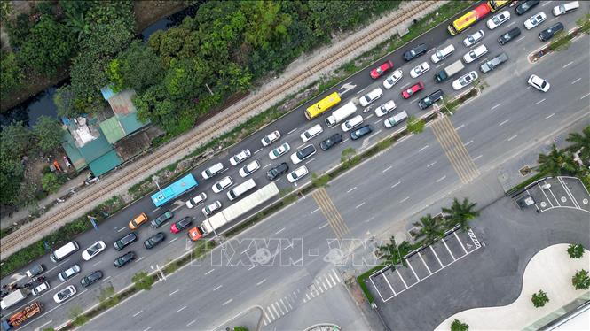 Tình trạng ùn tắc cục bộ hướng ra ngoại thành tại đường Nguyễn Văn Linh. Ảnh: Minh Quyết - TTXVN