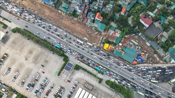 Tình trạng ùn tắc cục bộ hướng ra ngoại thành tại nút giao thông đầu cầu Vĩnh Tuy hướng ra đường Cổ Linh. Ảnh: Minh Quyết - TTXVN