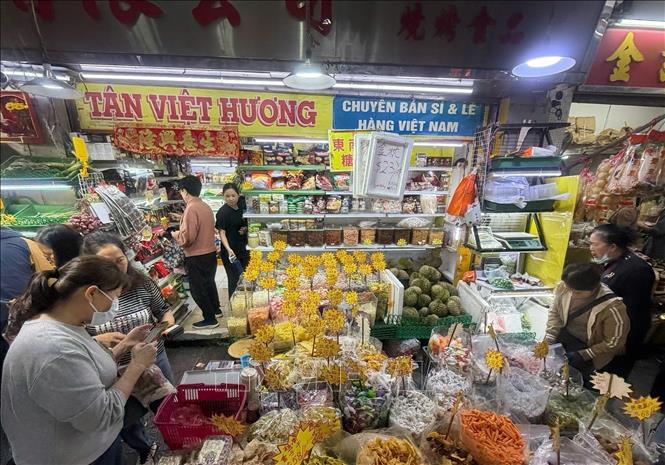 Chợ truyền thống bày bán đủ loại hàng hóa tết. Ảnh: Mạc Luyện - PV TTXVN tại Macau