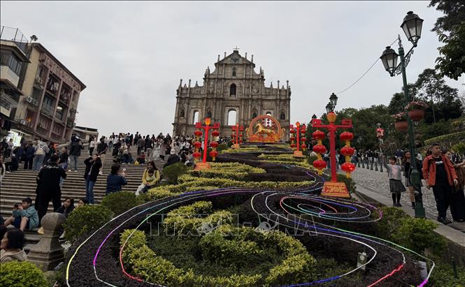 Di tích nhà thờ Thánh Phaolô luôn tấp nập khách tham quan mỗi ngày. Ảnh: Mạc Luyện - PV TTXVN tại Macau