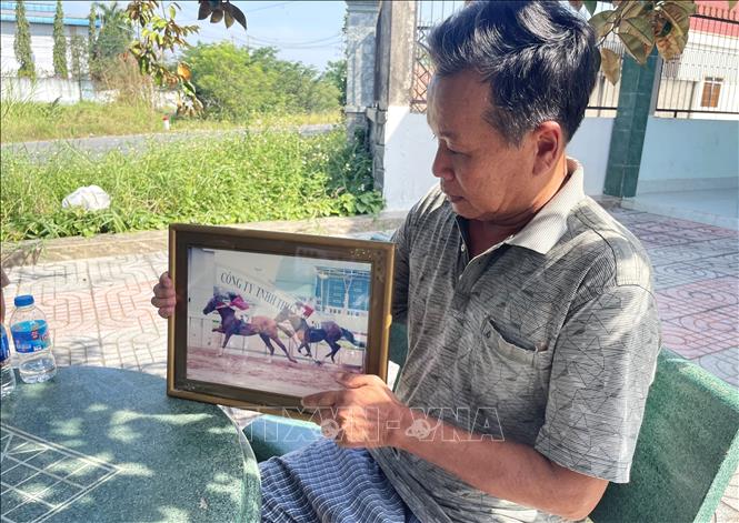 Ông Trần Hành Hưng (61 tuổi, xã Mỹ Hạnh, Tây Ninh) vẫn luôn tự hào về những con ngựa đua do minh nuôi và huấn luyện, nhất là con ngựa Angel từng được mệnh danh là 